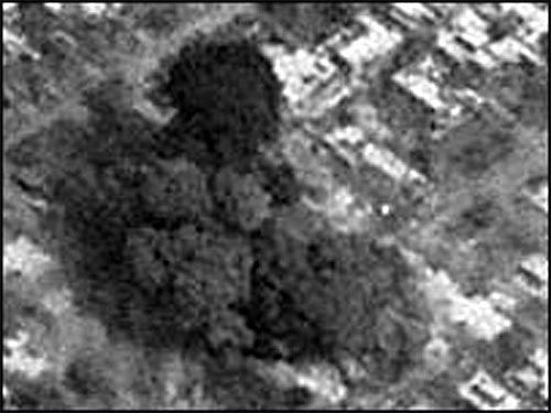 지난 2004년 북한 평안북도 신의주 룡천군 룡천역에서 대규모 폭발사고가 발생했다. 사진은 가스폭발 18시간 뒤 인공위성이 촬영한 용천역 부근의 화염 모습이라고 밝힌 BBC 인터넷 홈페이지 사진.